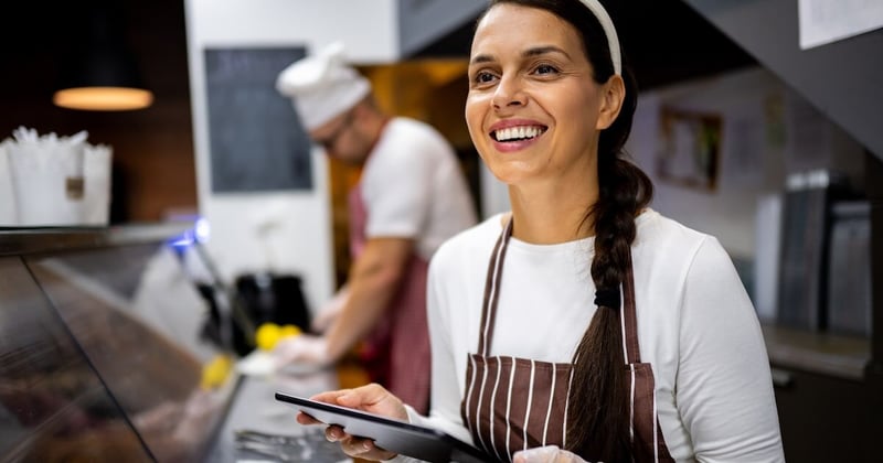 How to Improve QSR Operations with IoT-Enabled Tools for Deskless Workers